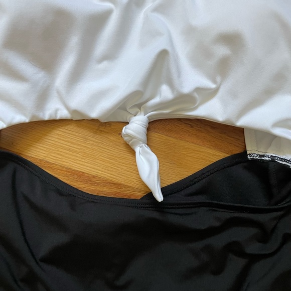 Hurley NWT Black & White Cutout One Piece Swimsuit-Size XL - Picture 2 of 4